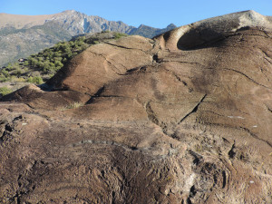 6. Tipico affioramento di peridotiti serpentinizzate, abrase dal ghiacciaio balteo pleistocenico. Il colore rossastro proviene dall'alterazione delle rocce ricche in ferro. Gole di Montjovet, Comune di Saint-Vincent.