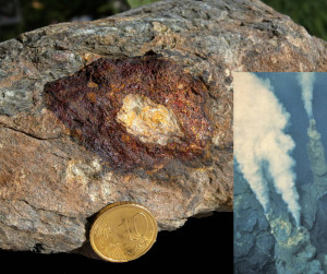 9. Una testimonianza dalle nostre miniere alpine: una sezione in rame del tubo di una sorgente minerale idrotermale sul fondo dell'antico oceano, di cui è raffigurato sulla destra un esempio attuale del Pacifico. Foto Ifremer.