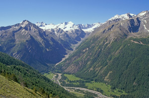 Fig. 03 - L'antico ghiacciaio della Valeille (Cogne) costretto a una virata a sinistra nell'incontro con la struttura Fascio di Cogne.