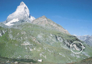 Fig. 06 - Riparo sotto roccia presso il Lago Nero di Zermatt, con reperti dal 5000 a.C. Foto U. Lenzinger, Musées Cantonaux du Valais.