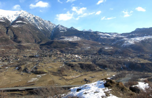 Fig. 08 - Sul fondovalle di Chatillon e Saint-Vincent sussistono, parzialmente erosi al piede, i conoidi detritici subacquei dell'antico lago, su cui sono edificati i capoluoghi.