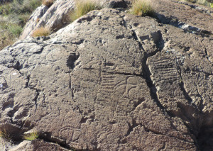 Fig. 12 - Figurazioni originali a martellina su dosso in serpentinite al Mont des Fourches (Saint-Vincent).