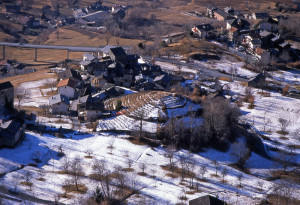 Fig. 14 - Quello che sorge a lato delle torri di La Tour (Chatillon) non è considerato ufficialmente un tumulo, ma è improbabile una sua origine naturale.