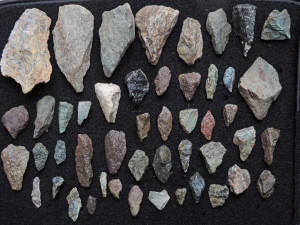 Fig. 15 - Collezione di punte e schegge da un atelier non ancora identificato presso il paleoalveo del Gran Valey a Saint-Vincent.