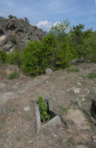 5. Le tombe neolitiche di tipo Chamblandes sono delimitate e coperte da lastre di roccia. Vollein, Quart.