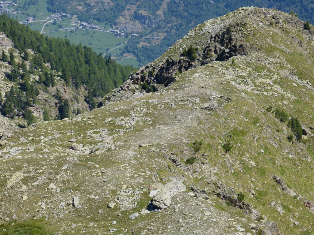 5. Una dorsale di difficile accesso ospita due villaggi contigui a quasi 2500 m.