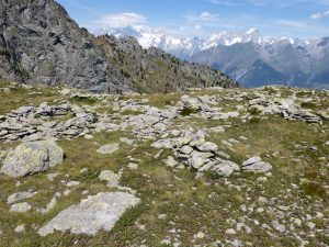 6. Anche in questi villaggi quasi irraggiungibili la tipologia dei resti di capanne è omogenea e costante. Tutte le foto sono di Faustino Impérial.