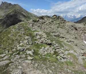 4. A ridosso di uno spalto naturale si allineano alcune capanne di un grosso villaggio a quasi 2600 m.