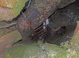 4.Borna da Ghiassa, trench con fondo ghiacciato in piena estate nel bosco del Baou di Bouque di Introd su calcescisti oceanici.
