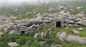 03. Alcuni ripari ricavati sotto a grossi blocchi piatti in detrito, Alta valle del Viona poco a nord del laghetto Pasei.