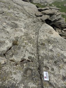 11. Doppia canaletta a V (grondaia) sul roccione che fa da tetto al ricovero interrato in alta valle del Viona, a nord del laghetto Pasei.