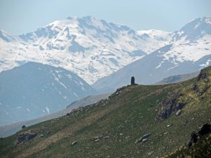 13. Uno dei tanti ometti in pietra a secco edificati sui risalti delle creste che scendono dal Mombarone. Altezze fino a 2,70 m.