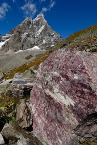 03. Poco a sinistra (nord) del nostro cammino, bell'affioramento di quarziti a manganese. Foto M. Broglio.