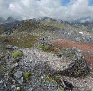 09. Le fourneau avec ses plaquettes de calcaire blanc, ses scories rouges et le mur le mieux conservé. En arrière plan le filon de calcaire.