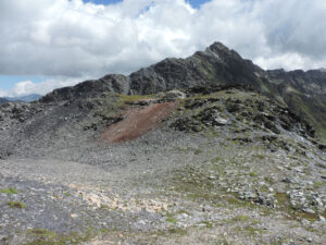 08. Sur le rebord de la faille s'alignent le four avec ses scories et la mine d'anthracite, sur la gauche.