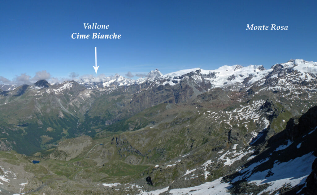 01. Il Vallone delle Cime Bianche visto dal Rothorn. Sono ben in evidenza i rapporti con il massiccio del Monte Rosa di cui il vallone drena in parte le acque glaciali.