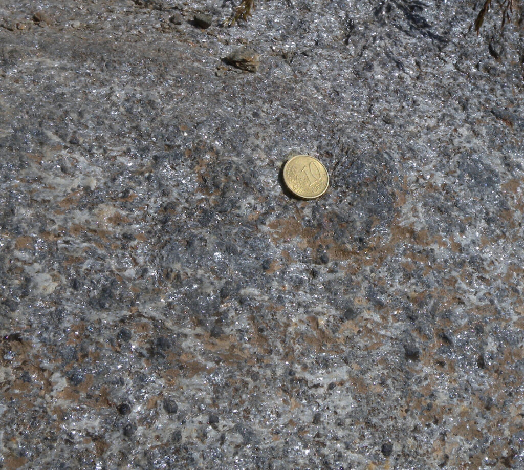 05. Alcune lenti di materiale sedimentario (argilla, calcare) si trovano pizzicate fra le colate magmatiche di questo livello intermedio. Ospitano minerali interessanti e anche belli a vedersi (Unità di Riffelberg-Garten).
