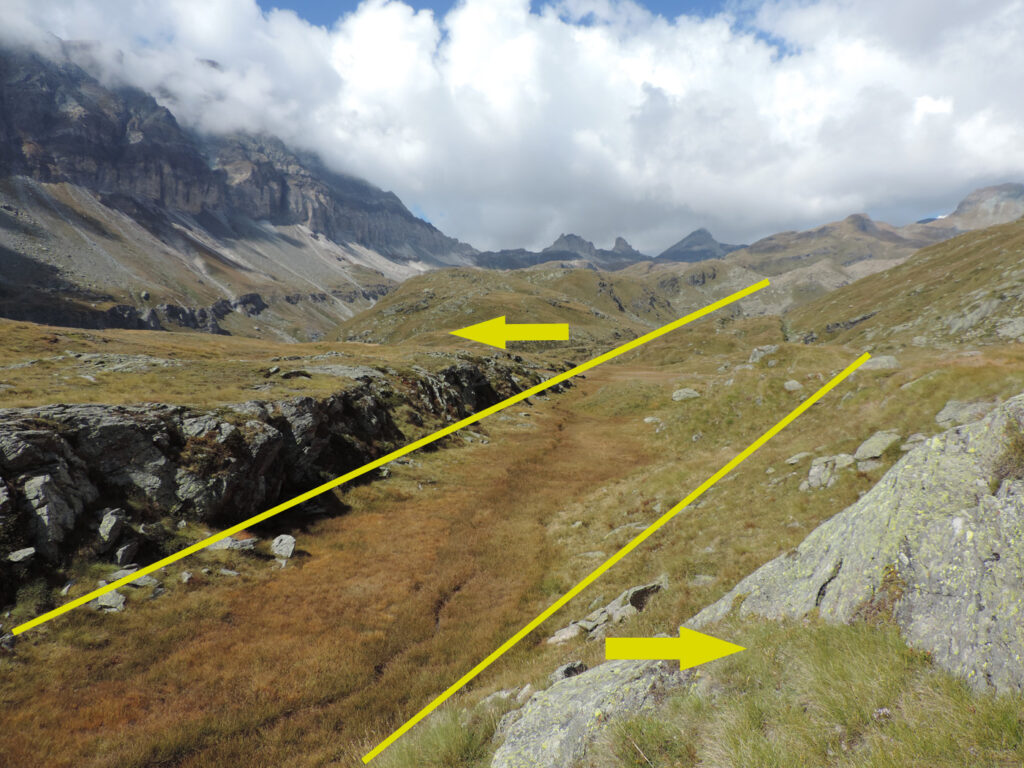 10. All'Alpe Varda una fresca frattura si apre nella montagna e corre lungo la Comba d'Aventine, seminando torbiere sul suo passaggio. La Terra è viva e mobile nel vallone delle Cime Bianche.
