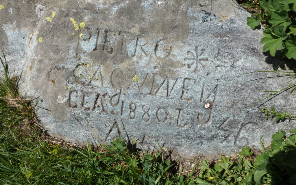 12. Alcuni massi di pietra ollare nel prato presso l'Alpe Mase ricevono testimonianze di epoca storica recente.