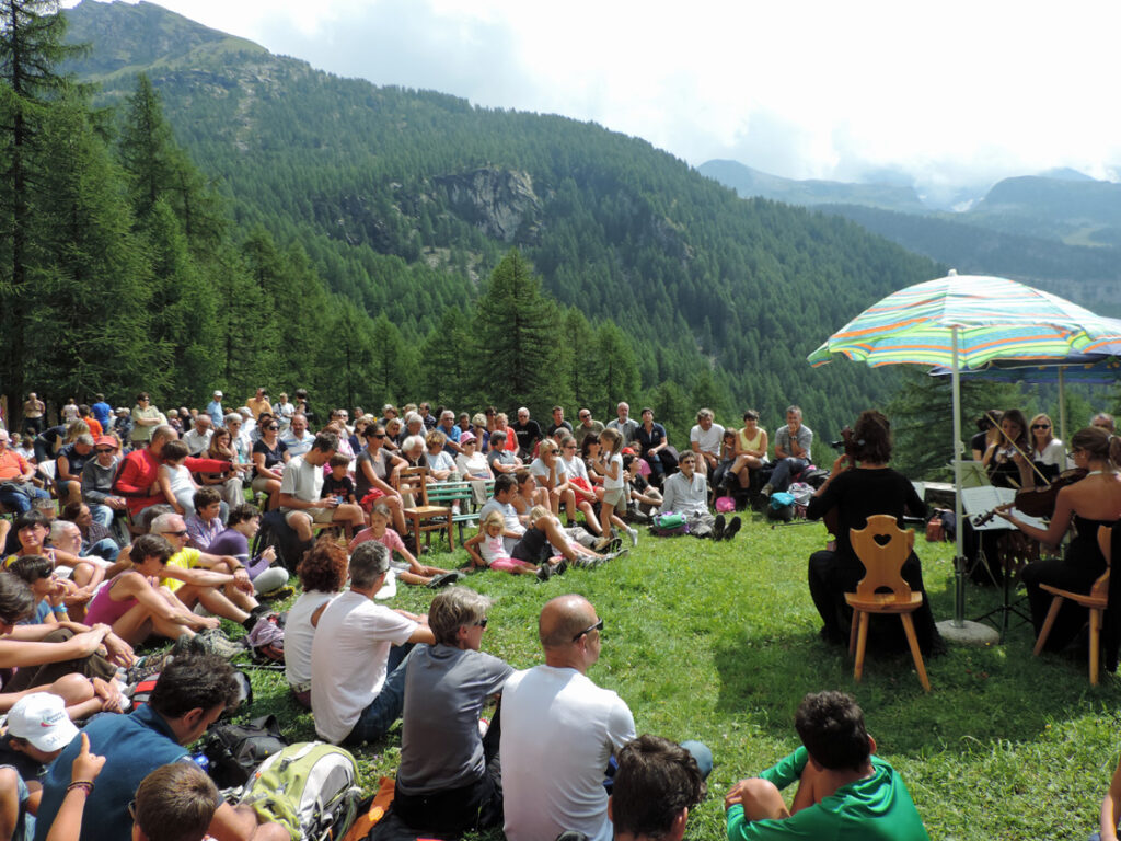 14. Un affollato concerto di musica classica a Fiéry. Il piccolo borgo panoramico di Fiéry concentra natura, civiltà alpina e storia della borghesia cittadina degli ultimi due secoli.